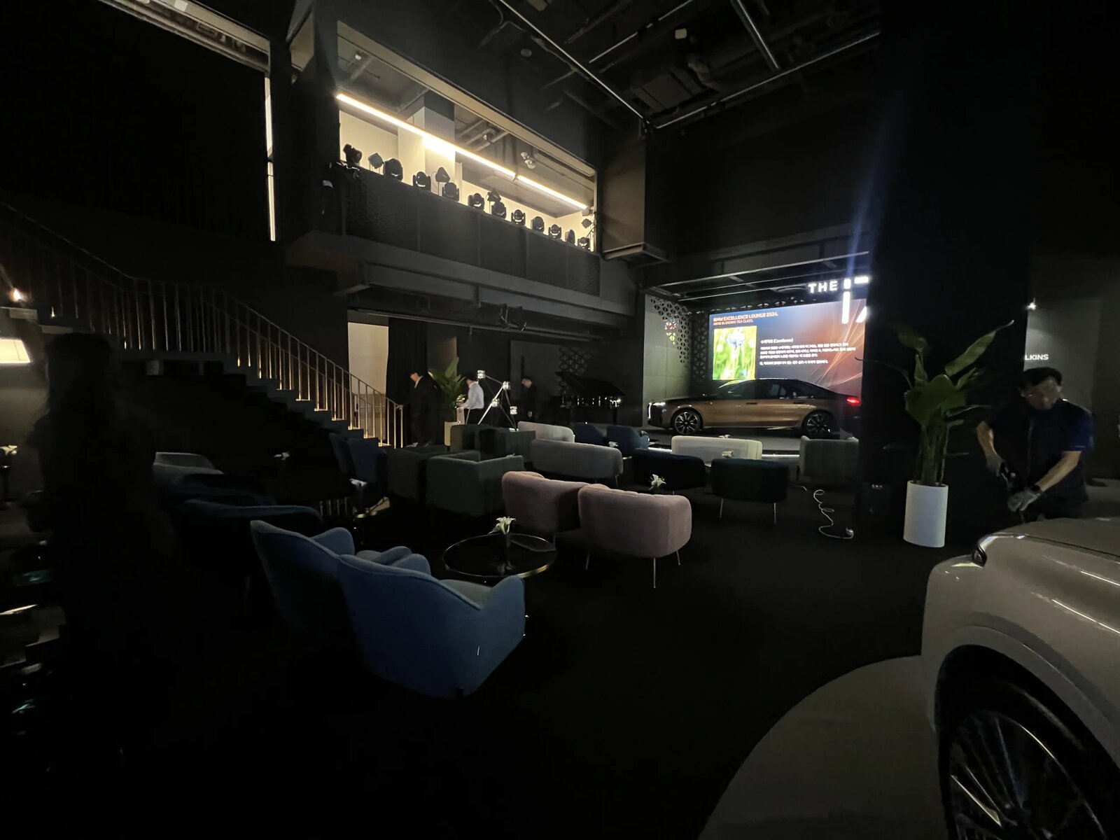 BMW VIP 티블렌딩클래스 성인 참가자들이 둘러앉은 테이블 전경